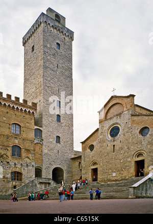 La Piazza del Duomo a San Gimignano. Foto Stock
