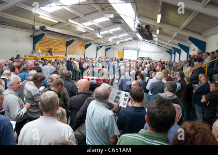 Auto di seconda mano aste asta trattativa offerta dal concessionario offerte agli offerenti acquirenti banditore banditori vetture vengono vendute presso i concessionari offerta Foto Stock