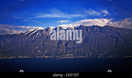 Il Monte Baldo che si affaccia sul Lago di Garda. Foto Stock