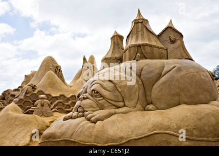 Il cane e il castello di sculture di sabbia tecnica turistica attrazione Creepy Crawiles a Frankston vicino a Melbourne Victoria Australia Foto Stock