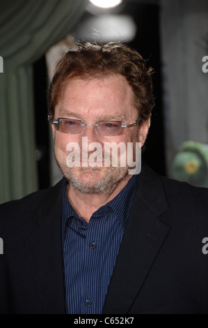 Stephen Root al arrivi per rango Premiere, Village Theatre di Westwood, Los Angeles, CA, il 14 febbraio 2011. Foto Da: Michael Germana/Everett Collection Foto Stock