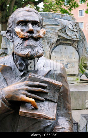 Bruxelles, Belgio. Il monumento in bronzo a Charles Buls / Karel Buls (1837-1914; uomo politico belga / sindaco) in Marche aux Herbes Foto Stock