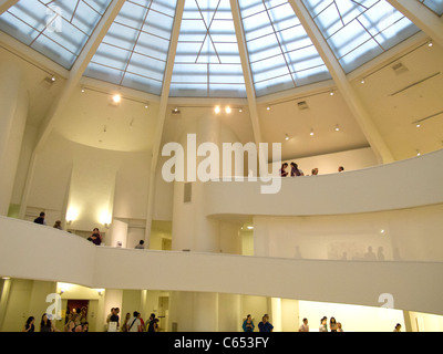 Interno del Museo Guggenheim di New York City Foto Stock