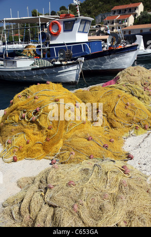 Greco barche da pesca e reti di essiccazione in banchina Lefkada Lefkada, Isole Ionie Mare Mediterraneo grecia Europa Foto Stock