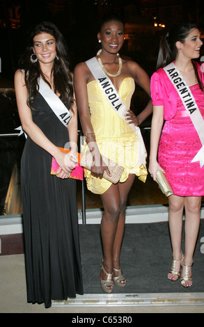 Angela Martini (Miss Albania), Jurema Ferraz (Miss Angola) presso gli arrivi per Miss Universo Benvenuto Evento, Mandalay Bay Resort & Hotel di Las Vegas, NV il 13 agosto 2010. Foto di: James Atoa/Everett Collection Foto Stock