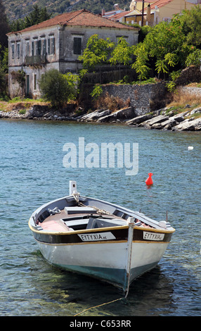 Greco piccola barca da pesca nel porto storico di Agia Efimia Cefalonia Isole dello Ionio Mare Mediterraneo grecia Europa Foto Stock