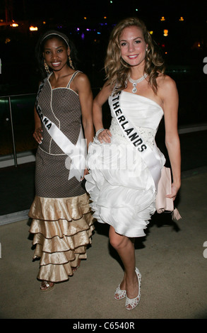 Tirelo Ramasedi, (Miss Botswana), Desiree van den Berg (Miss Paesi Bassi) presso gli arrivi per Miss Universo Benvenuto Evento, Mandalay Foto Stock