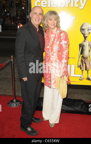 Jeffrey Tambor, Blythe Danner presso gli arrivi per Paolo Premiere, Grauman's Chinese Theatre di Los Angeles, CA il 14 marzo 2011. Foto di: Dee Cercone/Everett Collection Foto Stock