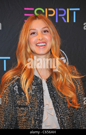 Whitney Port di presenze per Esprit Big Bang di beneficio per il Villaggio SOS in India, Esprit 34th Street negozio, New York, NY Novembre 13, 2010. Foto di: Gregorio T. Binuya/Everett Collection Foto Stock