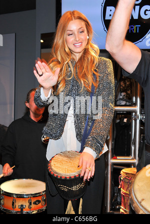 Whitney Port di presenze per Esprit Big Bang di beneficio per il Villaggio SOS in India, Esprit 34th Street negozio, New York, NY Novembre 13, 2010. Foto di: Gregorio T. Binuya/Everett Collection Foto Stock