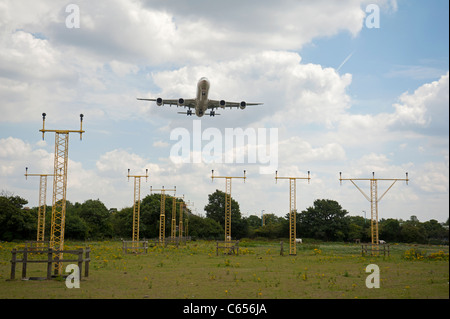 Etihad Airways Airbus A340-642 su finals di Londra Heathrow Airport LHR. SCO 7585 Foto Stock