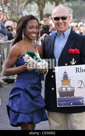 Miss Rhode Island, Deborah Saint-Vil ad una apparizione pubblica per la Miss America DSW ci mostrano le tue scarpe Parade, Arc de Triomphe Foto Stock