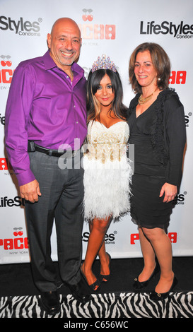 Nicole 'Snooki' Polizzi, Snooki, papà Andrew Polizzi, Mom Helen Polizzi presso gli arrivi per Nicole 'Snooki' Polizzi ventitreesimo compleanno sponsorizzato da stili di vita di preservativi, Pacha la sala VIP Pachita, New York, NY Novembre 20, 2010. Foto di: Gregorio T. Binuya/Everett Collection Foto Stock