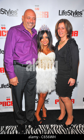 Nicole 'Snooki' Polizzi, Snooki, papà Andrew Polizzi, Mom Helen Polizzi presso gli arrivi per Nicole 'Snooki' Polizzi ventitreesimo compleanno sponsorizzato da stili di vita di preservativi, Pacha la sala VIP Pachita, New York, NY Novembre 20, 2010. Foto di: Gregorio T. Binuya/Everett Collection Foto Stock