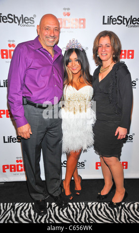 Nicole 'Snooki' Polizzi, Snooki, papà Andrew Polizzi, Mom Helen Polizzi presso gli arrivi per Nicole 'Snooki' Polizzi ventitreesimo compleanno sponsorizzato da stili di vita di preservativi, Pacha la sala VIP Pachita, New York, NY Novembre 20, 2010. Foto di: Gregorio T. Binuya/Everett Collection Foto Stock