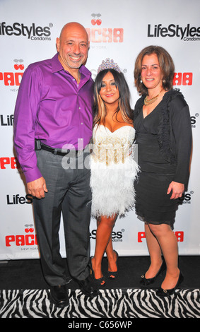 Nicole 'Snooki' Polizzi, Snooki, papà Andrew Polizzi, Mom Helen Polizzi presso gli arrivi per Nicole 'Snooki' Polizzi ventitreesimo compleanno sponsorizzato da stili di vita di preservativi, Pacha la sala VIP Pachita, New York, NY Novembre 20, 2010. Foto di: Gregorio T. Binuya/Everett Collection Foto Stock