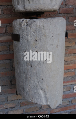 Colonna .Rinascimento ( Plateresque ) appartenente all'antiquarium - parete di ALCALA DE HENARES ( 13 th ).SPAGNA Foto Stock