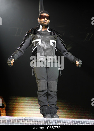 Usher sul palco per inaugurare il Tour OMG, Mandalay Bay Events Centre di Las Vegas, NV Novembre 13, 2010. Foto di: MORA/Everett Collection Foto Stock