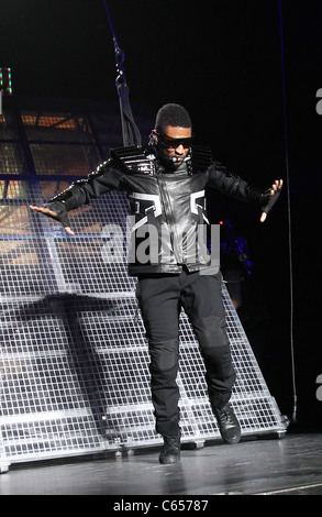 Usher sul palco per inaugurare il Tour OMG, Mandalay Bay Events Centre di Las Vegas, NV Novembre 13, 2010. Foto di: MORA/Everett Collection Foto Stock