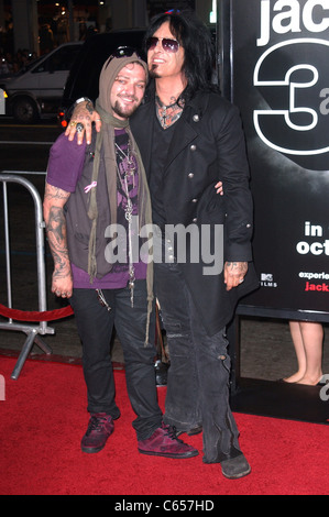 Bam Margera, Nikki Sixx presso gli arrivi per Jackass 3D Premiere, Grauman's Chinese Theatre di Los Angeles, CA 13 ottobre 2010. Foto Foto Stock