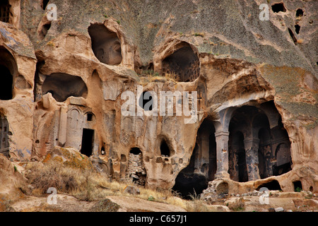 La facciata della roccia tagliata chiesa e "cavehouses' in Yaprakhisar, all'uscita di Ihlara valley, Cappadocia, Turchia Foto Stock