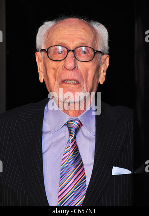 Eli Wallach presso gli arrivi per Wall Street 2: il denaro non dorme mai Premiere, il Teatro Ziegfeld, New York, NY Settembre 20, 2010. Foto di: Gregorio T. Binuya/Everett Collection Foto Stock