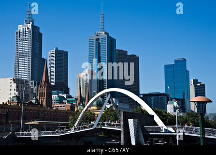 Ponte sul Fiume Yarra che mostra Collins Street grattacieli e Torre di edifici da Southbank Promenade Melbourne Australia Foto Stock