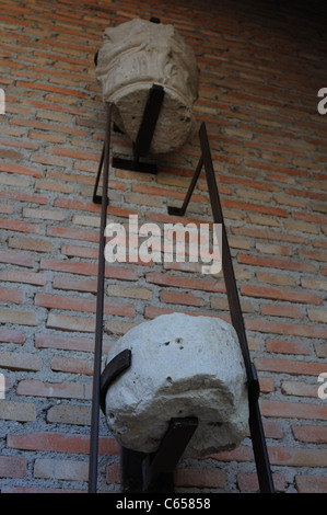 Colonna .Rinascimento ( Plateresque ) appartenente all'antiquarium - parete di ALCALA DE HENARES ( 13 th ).SPAGNA Foto Stock