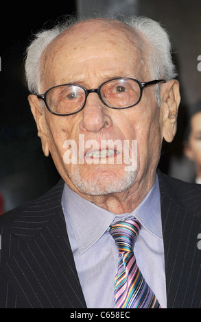 Eli Wallach presso gli arrivi per Wall Street 2: il denaro non dorme mai Premiere, il Teatro Ziegfeld, New York, NY Settembre 20, 2010. Foto di: Kristin Callahan/Everett Collection Foto Stock