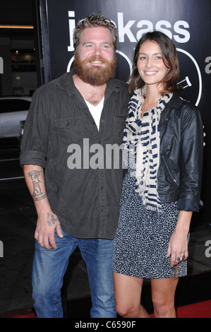 Ryan Dunn, ospite presso gli arrivi per Jackass 3D Premiere, Grauman's Chinese Theatre di Los Angeles, CA 13 ottobre 2010. Foto di: Elizabeth Goodenough/Everett Collection Foto Stock