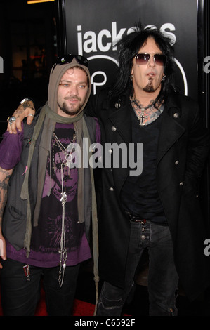 Bam Margera, Nikki Sixx presso gli arrivi per Jackass 3D Premiere, Grauman's Chinese Theatre di Los Angeles, CA 13 ottobre 2010. Foto Foto Stock