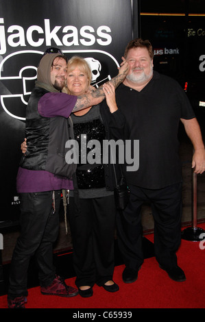 Bam Margera, Aprile Margera, Phil Margera presso gli arrivi per Jackass 3D Premiere, Grauman's Chinese Theatre di Los Angeles, CA 13 ottobre 2010. Foto Da: Michael Germana/Everett Collection Foto Stock