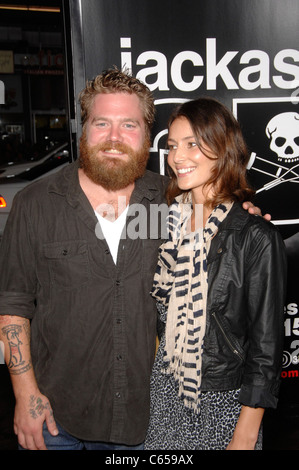 Ryan Dunn presso gli arrivi per Jackass 3D Premiere, Grauman's Chinese Theatre di Los Angeles, CA 13 ottobre 2010. Foto Da: Michael Germana/Everett Collection Foto Stock