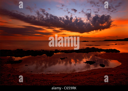 Tramonto al mare Ionio, presso la spiaggia vicino al castello di Pantokratoras, Preveza, Epiro, Grecia Foto Stock