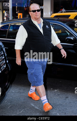 Mario Batali, entra nel 'Good Morning America' taping all'ABC Times Square Studios fuori e circa per celebrità CANDIDS - MER, , New York, NY Giugno 15, 2011. Foto di: Ray Tamarra/Everett Collection Foto Stock