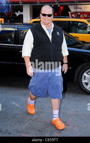 Mario Batali, entra nel 'Good Morning America' taping all'ABC Times Square Studios fuori e circa per celebrità CANDIDS - MER, , New York, NY Giugno 15, 2011. Foto di: Ray Tamarra/Everett Collection Foto Stock