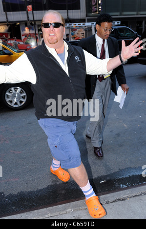 Mario Batali, entra nel 'Good Morning America' taping all'ABC Times Square Studios fuori e circa per celebrità CANDIDS - MER, , New York, NY Giugno 15, 2011. Foto di: Ray Tamarra/Everett Collection Foto Stock