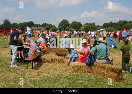 Persone in Classic Car Meeting Hertfordshire, Regno Unito Foto Stock