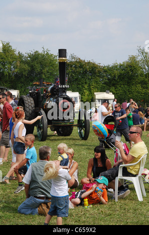 Persone e vetture al Classic Car Meeting Hertfordshire, Regno Unito Foto Stock