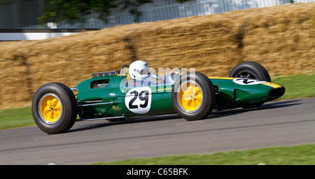 1963 Lotus-Climax 25 con driver Andy Middlehurst al 2011 Goodwood Festival of Speed, Sussex, Inghilterra, Regno Unito. Foto Stock