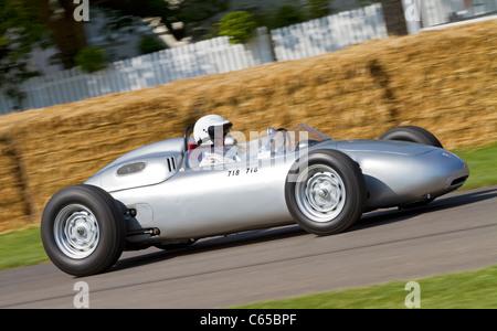 1960 Porsche 718 con driver Klaus Bischof al Festival di Goodwood di velocità, Sussex, England, Regno Unito Foto Stock