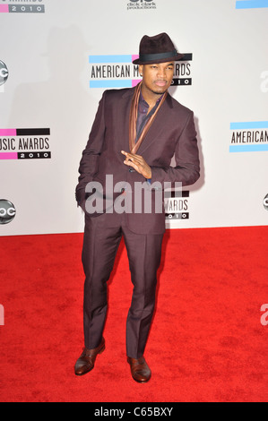 Ne-Yo presso gli arrivi per la trentasettesima annuale degli American Music Awards (2010 AMA's) - arrivi, Nokia Theater L.A. LIVE, Los Angeles, CA 21 novembre 2010. Foto di: Robert Kenney/Everett Collection Foto Stock