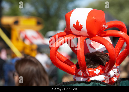 Uomo che indossa cappello gonfiabile con Foglia di acero al festival su canada giorno Saskatoon Saskatchewan Canada Foto Stock