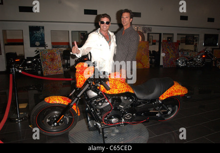 Jack Armstrong, Lorenzo Lamas di presenze per scoprimento di Cosmic Starship Harley Davidson Moto, Bartels' Harley Davidson dearlership, Marina Del Rey, CA Ottobre 21, 2010. Foto di: Tony Gonzalez/Everett Collection Foto Stock