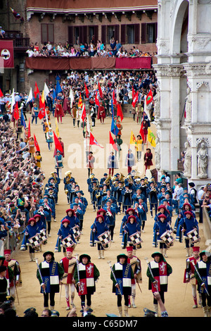 Palio di Siena 2011, 2 luglio. Cavallo di Razza: rievocazione storica e corteo, Piazza del Campo Palio di Siena. Solo uso editoriale. Foto Stock