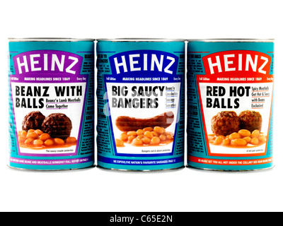 Barattoli di marca assortiti Heinz fagioli con salsicce polpettine di carne e peperoncino polpette Agianst isolati uno sfondo bianco Foto Stock