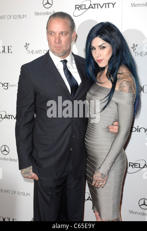 Kat Von D, Jesse James presso gli arrivi per l arte di Elysium quarto anno Black Tie Gala Benefico il cielo, l'edificio Annenberg al California Science Center di Los Angeles, CA 15 gennaio 2011. Foto di: Elizabeth Goodenough/Everett Collection Foto Stock