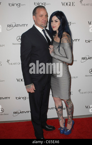 Kat Von D, Jesse James presso gli arrivi per l arte di Elysium quarto anno Black Tie Gala Benefico il cielo, l'edificio Annenberg al California Science Center di Los Angeles, CA 15 gennaio 2011. Foto di: Elizabeth Goodenough/Everett Collection Foto Stock