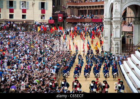 Palio di Siena 2011, 2 luglio. Cavallo di Razza: rievocazione storica e corteo, Piazza del Campo Palio di Siena. Solo uso editoriale. Foto Stock