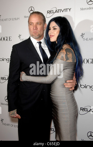 Jesse James, Kat Von D presso gli arrivi per l arte di Elysium quarto anno Black Tie Gala Benefico il cielo, l'edificio Annenberg al California Science Center di Los Angeles, CA 15 gennaio 2011. Foto Da: Michael Germana/Everett Collection Foto Stock